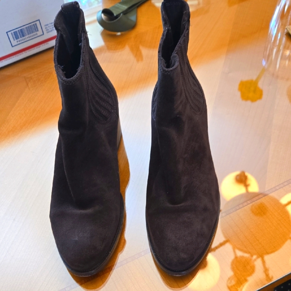 La Canadienne Pull On Boots Size 9 1/2. Worn Twice